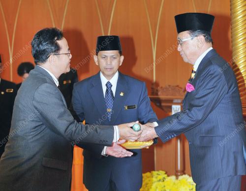 ISTIADAT ANGKAT SUMPAH PELANTIKAN MENTERI-MENTERI MUDA