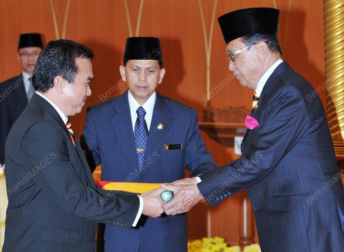 ISTIADAT ANGKAT SUMPAH PELANTIKAN MENTERI-MENTERI MUDA