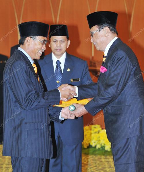 ISTIADAT ANGKAT SUMPAH PELANTIKAN MENTERI-MENTERI MUDA