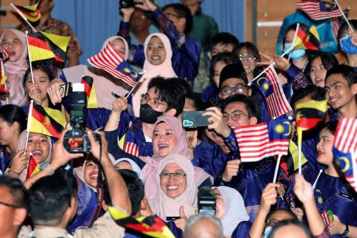 FADHLINA SIDEK