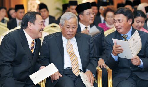 ISTIADAT ANGKAT SUMPAH PELANTIKAN MENTERI-MENTERI MUDA