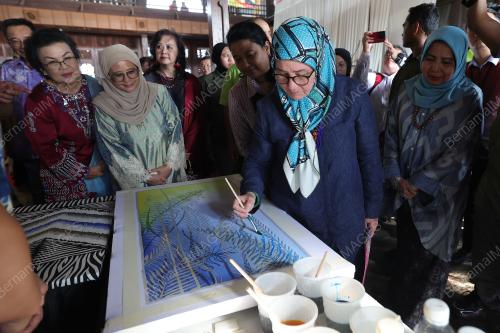 TUNKU AZIZAH AMINAH MAIMUNAH ISKANDARIAH
