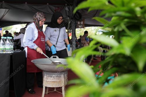 TUNKU AZIZAH AMINAH MAIMUNAH ISKANDARIAH