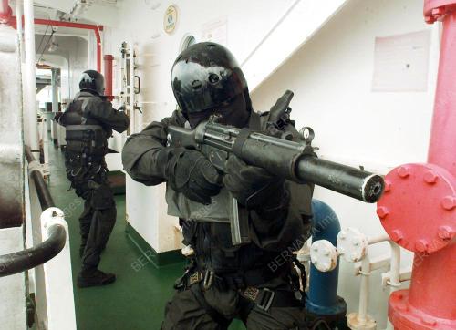 EKSESAIS NAGA EMAS 39/2001