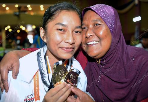 SUK22_11072012_ANGKAT_BERAT8