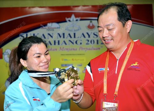 SUK24_11072012_ANGKAT_BERAT