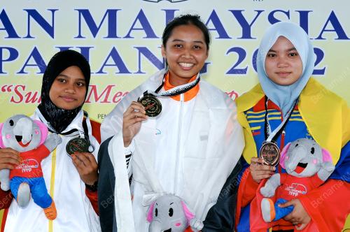 SUK33_10072012_MENEMBAK1