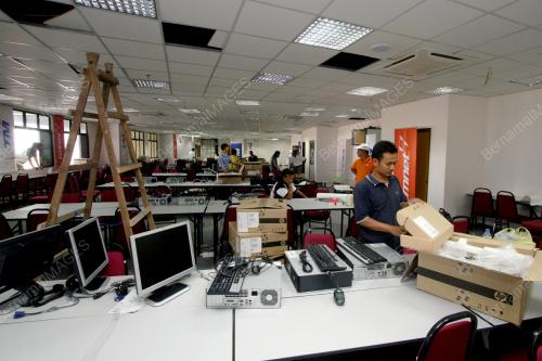 PERSIAPAN DI PUSAT MEDIA