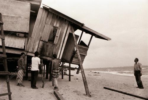 RUMAH DILANDAH OMBAK BESAR