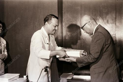 MENANDATANGANI PERJANJIAN