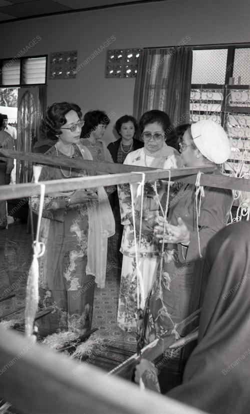 TG02_08012015_HASMAH_SONGKET_KRAFTANGAN