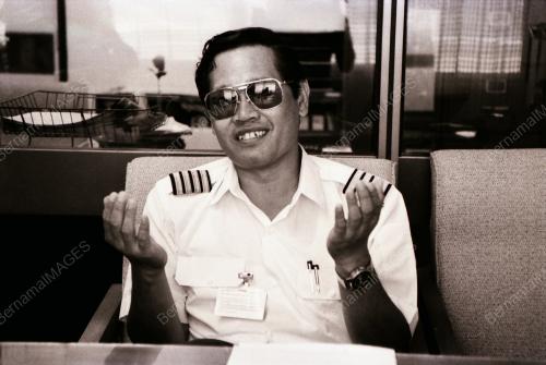 HELIKOPTER MENDARAT CEMAS DI LAUT