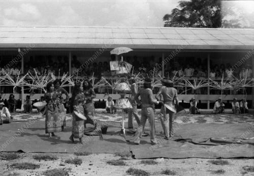 PERSEMBAHAN TARIAN 4B