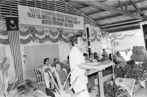 Manan Othman sampaikan bantuan