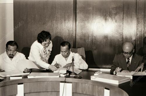 MENANDATANGANI PERJANJIAN