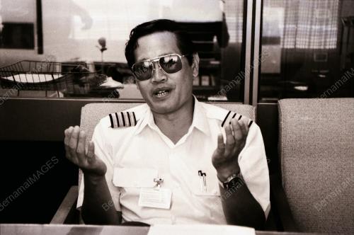 HELIKOPTER MENDARAT CEMAS DI LAUT