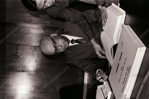 MENANDATANGANI PERJANJIAN