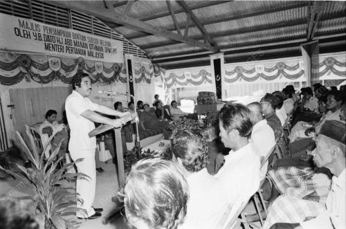 Manan Othman sampaikan bantuan