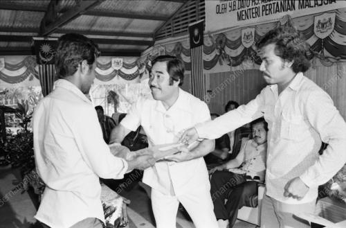 Manan Othman sampaikan bantuan