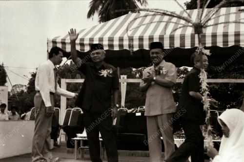 YAB ENCIK ABDUL GHAFAR BABA