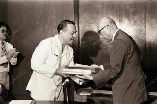 MENANDATANGANI PERJANJIAN