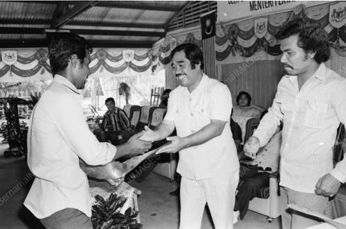 Manan Othman sampaikan bantuan