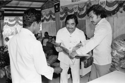 Manan Othman sampaikan bantuan