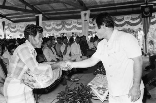 Manan Othman sampaikan bantuan