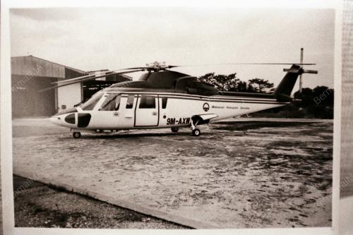 HELIKOPTER MENDARAT CEMAS DI LAUT