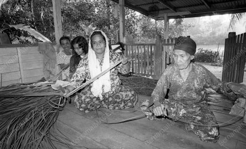 Perusahaan menganyam mengkuang