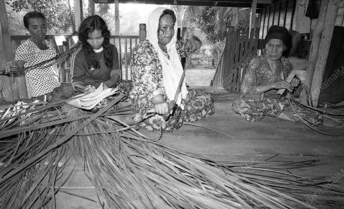 Perusahaan menganyam mengkuang