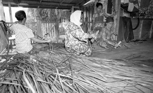 Perusahaan menganyam mengkuang