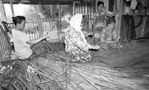 Perusahaan menganyam mengkuang