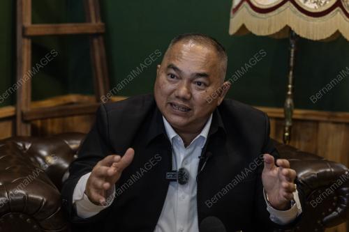 MEJ JEN CHALEMCHAI SUTHINUAN