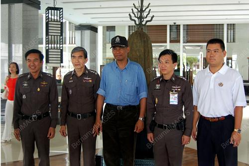 MUSA HASSAN WITH THAI POLICE OFFICERS