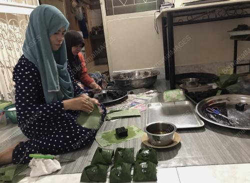 THA01_22062017_KUIH_HITAM