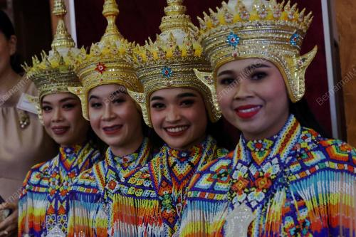 PENARI TARIAN MENORA THAILAND