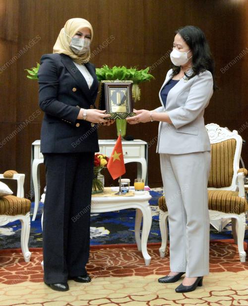 DATUK SERI RINA HARUN