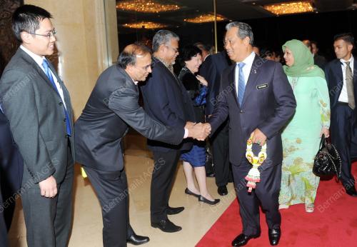 THA03_21082003_MUHYIDDIN_LAWAT