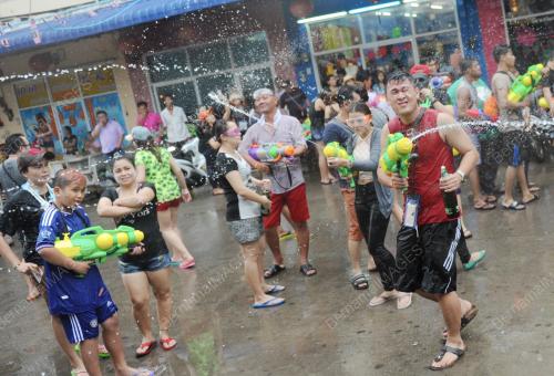 THA06_10042015_SONGKRAN