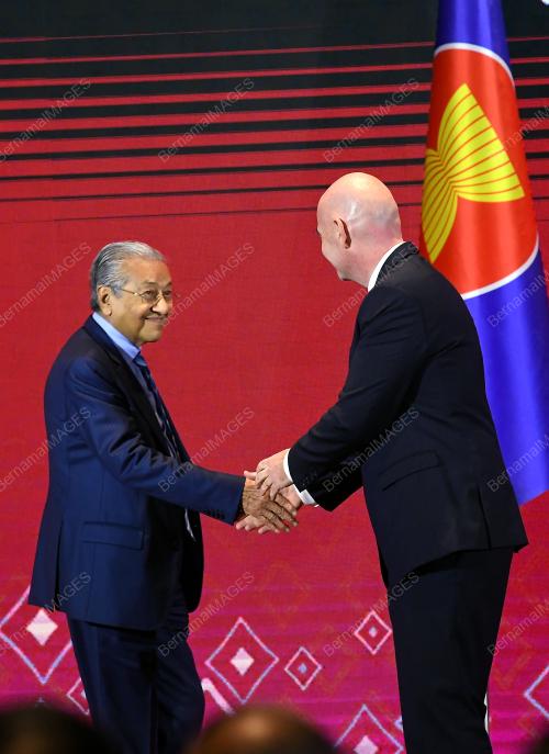 THA10_02112019_PM_ASEAN_SUMMIT