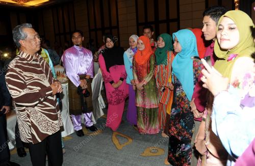 THA16_22082013_MAKAN_MALAM