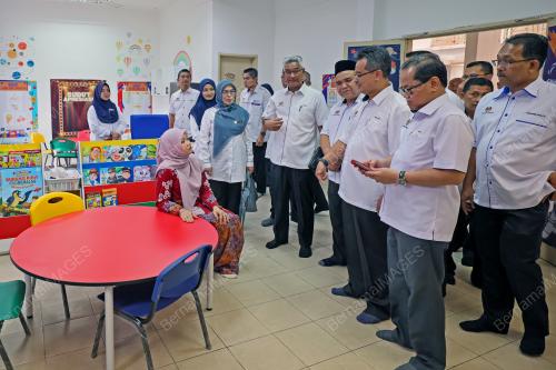 FADHLINA SIDEK