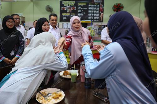 FADHLINA SIDEK