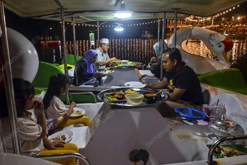 IFTAR DI ATAS BOT PEDAL