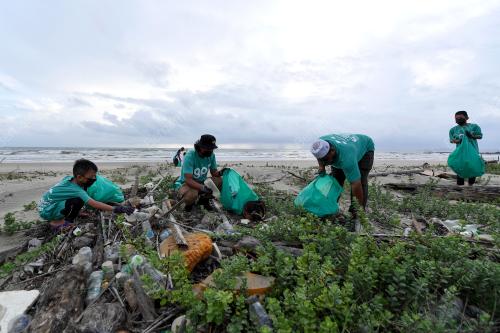 GENG PLASTIK IJA KUTIP SAMPAH PANTAI