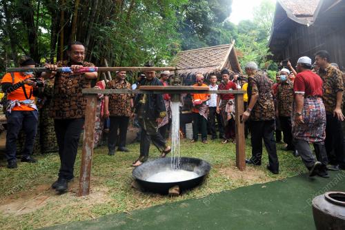 DATUK SERI DR AHMAD SAMSURI MOKHTAR