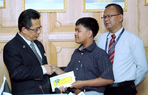 TR01_03122014_HADIAH_UPSR