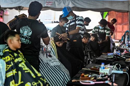 GUNTING RAMBUT SECARA PERCUMA