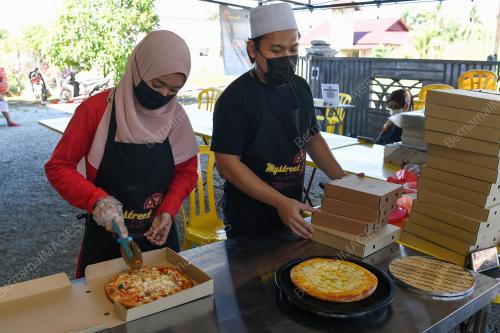 PIZA DURIAN DAN DAGING SALAI
